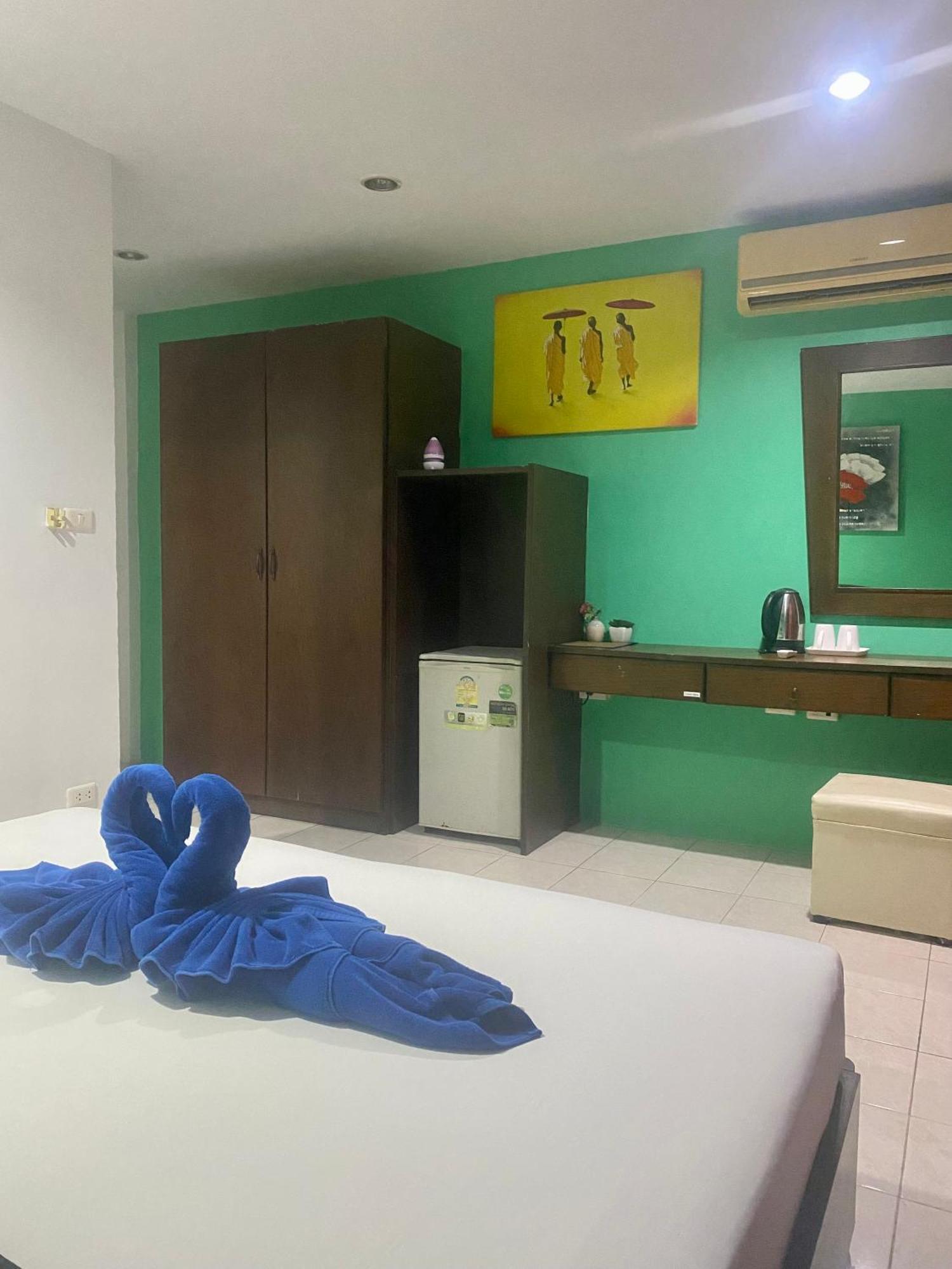 Kata Guesthouse Tuscany ภายนอก รูปภาพ